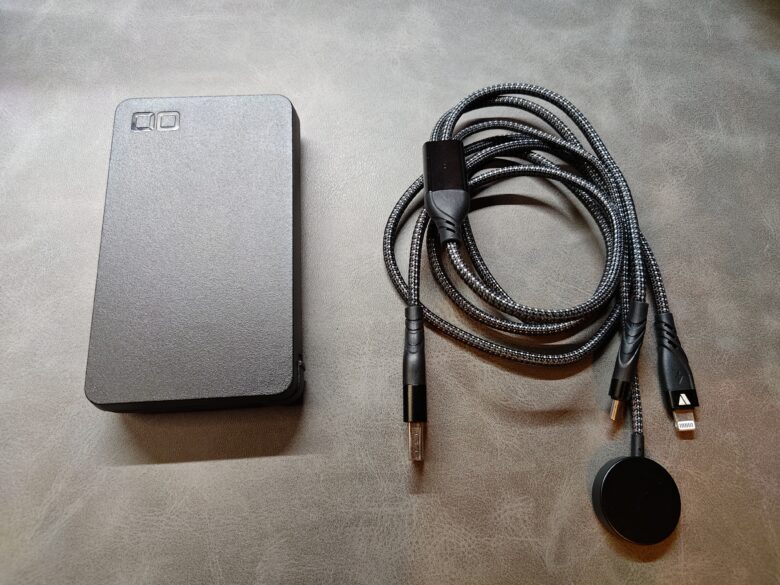 モバイルバッテリーと充電ケーブル