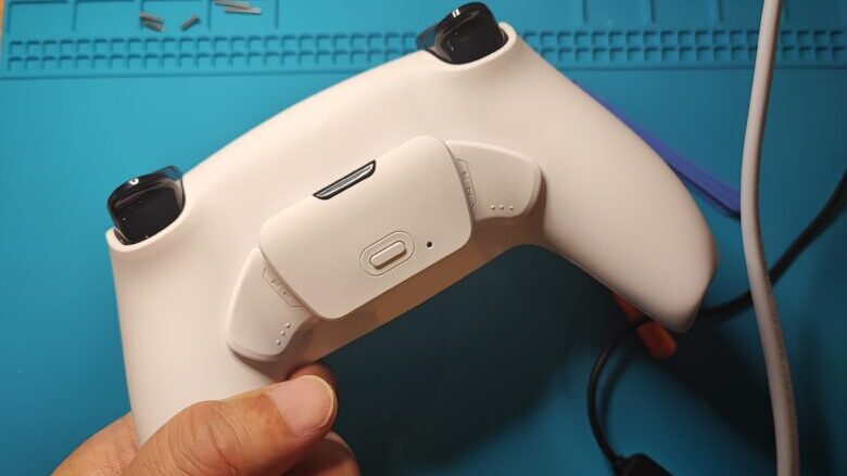 DualSenseにeXtremeRate背面パドルを取り付ける