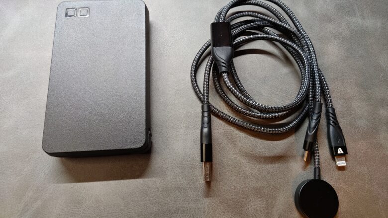 モバイルバッテリーと充電ケーブル